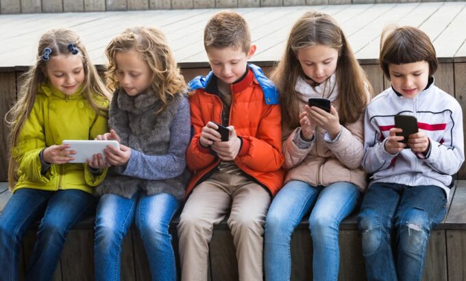 Pemerintah Denmark akan keluarkan larangan anak di bawah usia 15 tahun gunakan medsos.