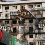 Serangan Rusia menghantam gedung apartemen di ibu kota Ukraina, Kyiv.