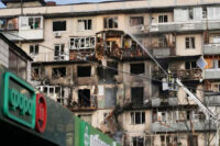 Serangan Rusia menghantam gedung apartemen di ibu kota Ukraina, Kyiv.