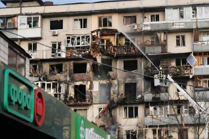 Serangan Rusia menghantam gedung apartemen di ibu kota Ukraina, Kyiv.