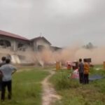 Gedung asrama di Bireuen ambruk akibat tanah longsor.