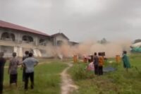 Gedung asrama di Bireuen ambruk akibat tanah longsor.