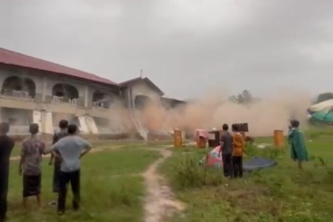 Gedung asrama di Bireuen ambruk akibat tanah longsor.