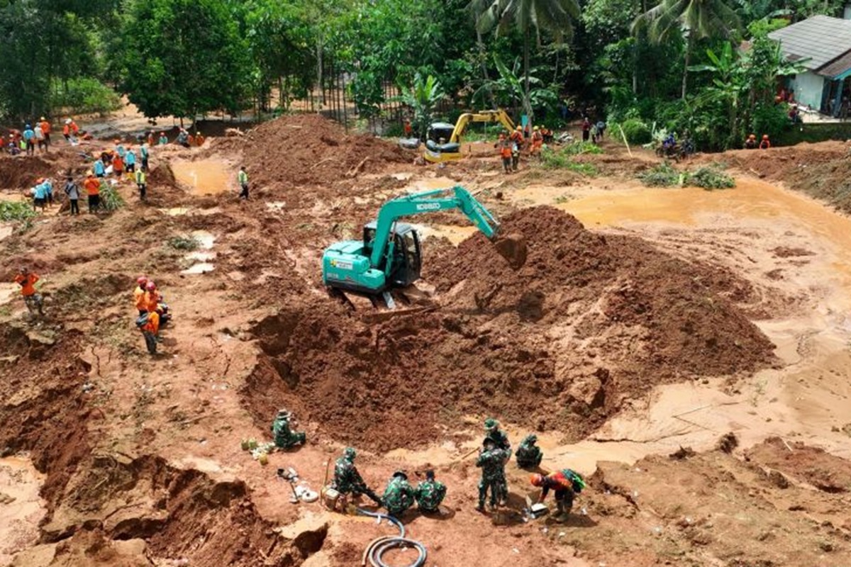 Kementerian PU kerahkan 15 alat berat untuk bantu penanganan tanah longsor di Cilacap. Foto: BNPB