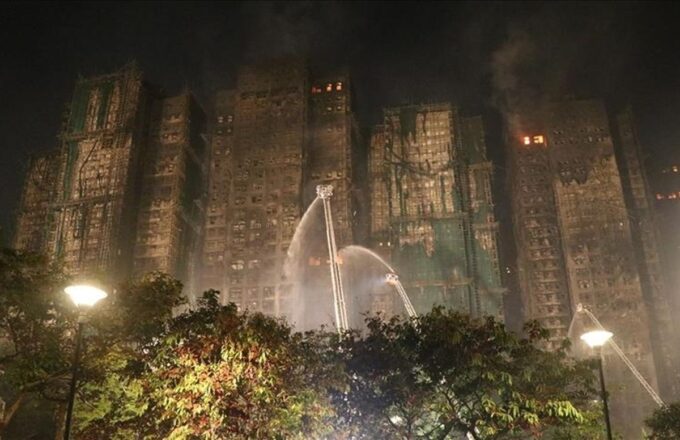 Kebakaran dahsyat di Hong Kong tewaskan ratusan orang.