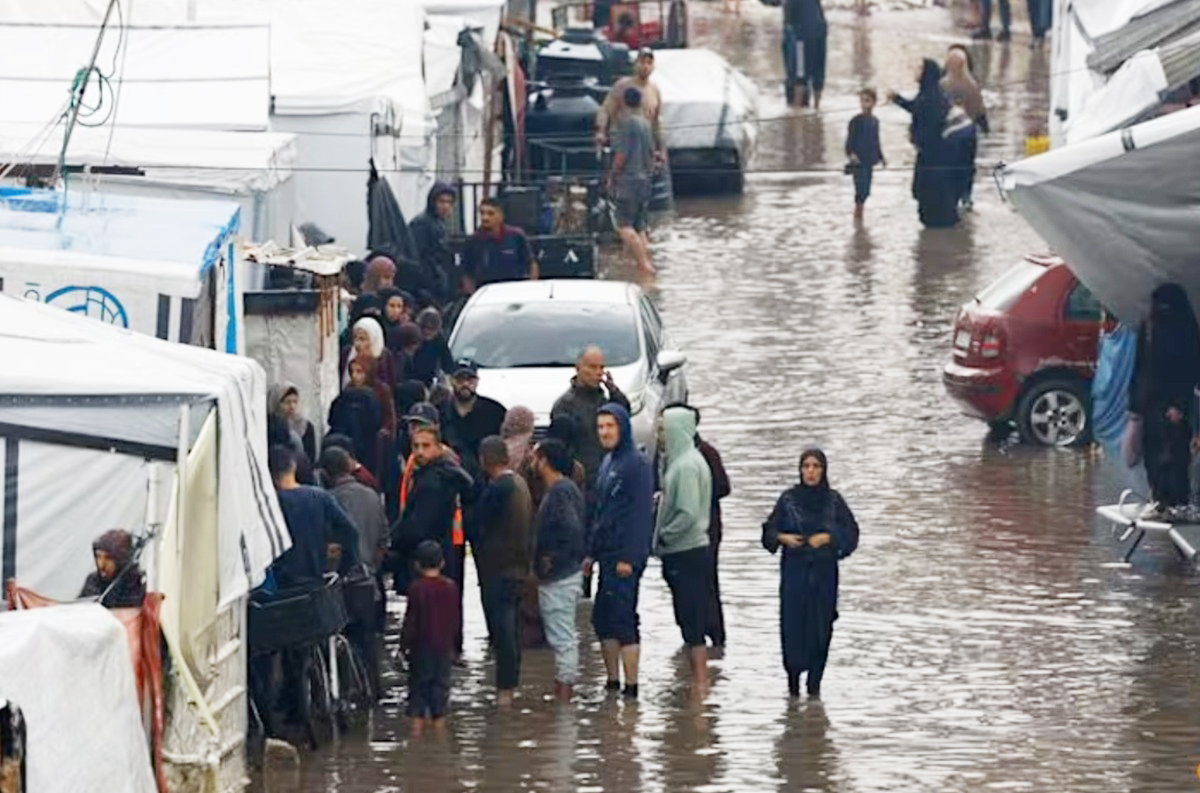 Tenda-tenda warga Palestina di Gaza kebanjiran.