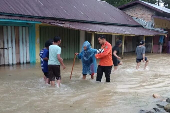 Imbas banjir dan tanah longsor di Sumbar, 85 orang dilaporkan hilang.