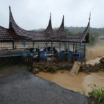 Kerusakan akibat banjir yang membawa material pohon dan lumpur di pemukiman rumah warga di wilayah Lubuk Minturun, Koto Tengah, Kota Padang. Foto: BNPB