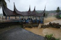 Kerusakan akibat banjir yang membawa material pohon dan lumpur di pemukiman rumah warga di wilayah Lubuk Minturun, Koto Tengah, Kota Padang. Foto: BNPB