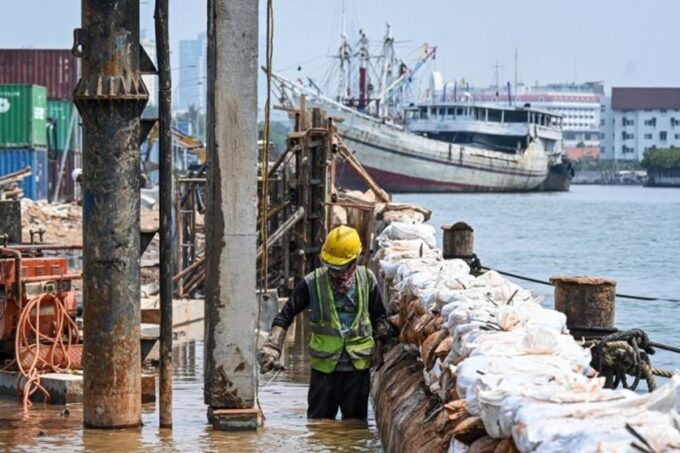 Warga diminta mewaspadai banjir rob di pesisir Jakarta pada awal November.