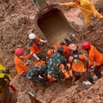 Tim SAR mengevakuasi dua korban tanah longsor Cilacap. Foto: Basarnas Cilacap