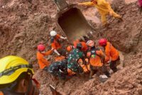 Tim SAR mengevakuasi dua korban tanah longsor Cilacap. Foto: Basarnas Cilacap