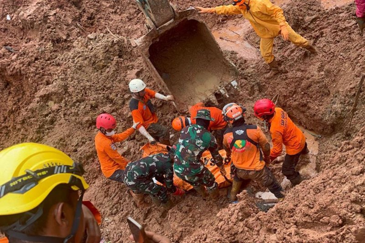 Tim SAR mengevakuasi dua korban tanah longsor Cilacap. Foto: Basarnas Cilacap