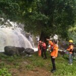 Tim Basarnas mencari pria lansia yang hilang di hutan Gowa. Foto: Basarnas Makasar
