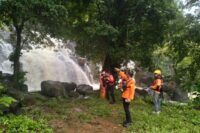 Tim Basarnas mencari pria lansia yang hilang di hutan Gowa. Foto: Basarnas Makasar