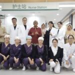 Berfoto dengan para dokter dan perawat sebelum meninggalkan RS Persahabatan Beijing