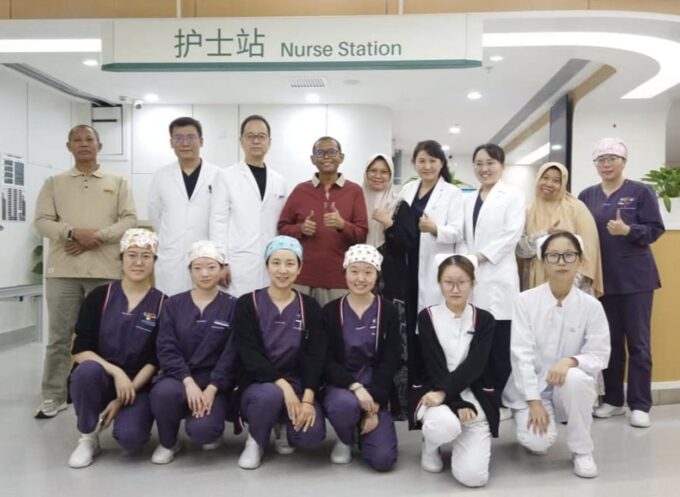 Berfoto dengan para dokter dan perawat sebelum meninggalkan RS Persahabatan Beijing