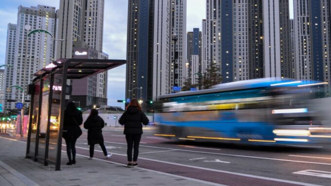 Bus Tabrak Penumpang, Ilustrasi: Wal_172619 / Pixabay