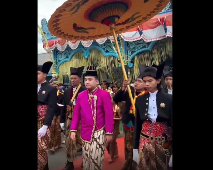 DETIK-DETIK SABDA RAJA MENGGEMA: PB XIV Purboyo Resmi Bertakhta