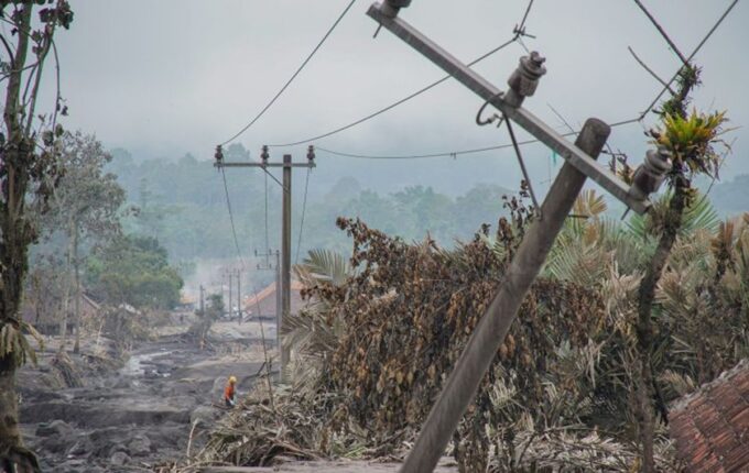 Erupsi gunung Semeru merusak ratusan hektare lahan.