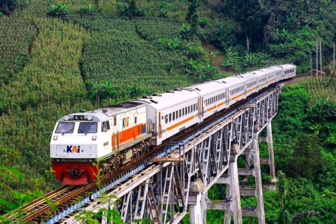 PT KAI memberi diskon 30 persen tiket KA di masa Nataru 2025/2026.