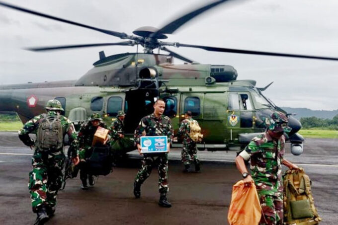 TNI dan Basarnas Kerahkan 11 helikopter untuk tangani bencana di Sumatera.