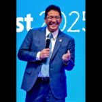 Gaya Menkeu Purbaya Yudhi Sadewa bercanda dengan Kick Andy di panggung IDEAFest 2025