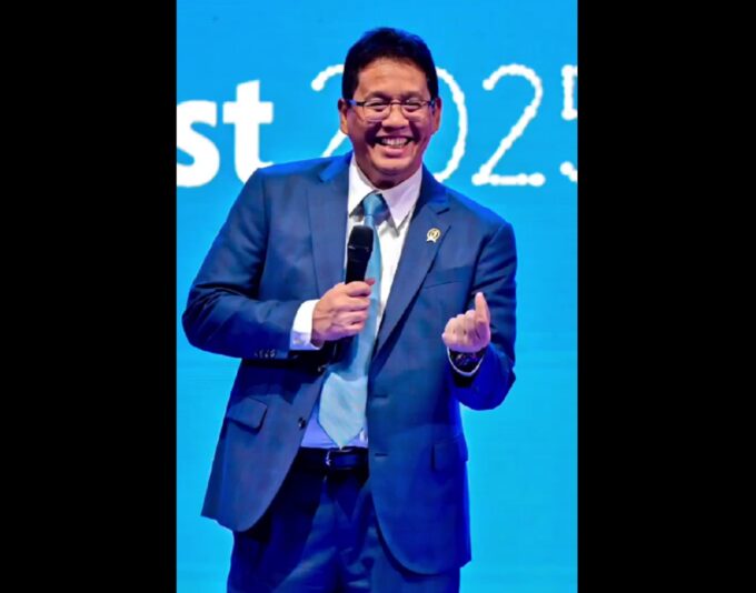 Gaya Menkeu Purbaya Yudhi Sadewa bercanda dengan Kick Andy di panggung IDEAFest 2025