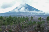 Gunung Semeru keluarkan asap setinggi 1.000 meter.