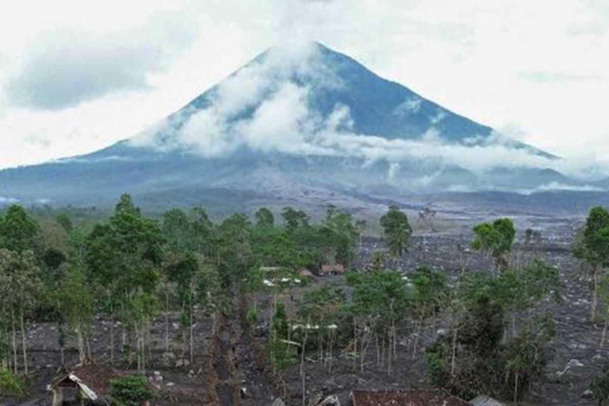 Gunung Semeru keluarkan asap setinggi 1.000 meter.