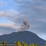Gunung Ibu di Malut kembali erupsi.