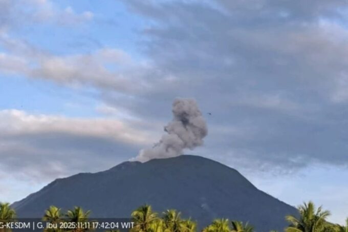 Gunung Ibu di Malut kembali erupsi.