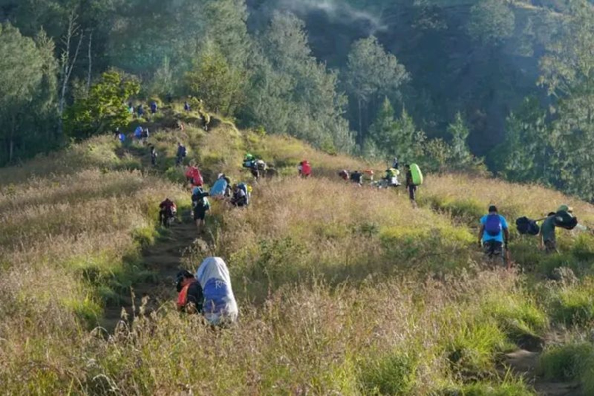 Gunug Rinjani kian diminati pendaki lokal dan manca negara. Foto: TNGR NTB