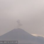 Gunung semeru kembali erupsi dengan ketinggian letusan mencapai 800 meter. Foto: PVMBG