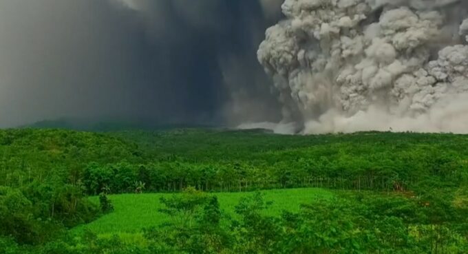 Gunung Semeru Erupsi