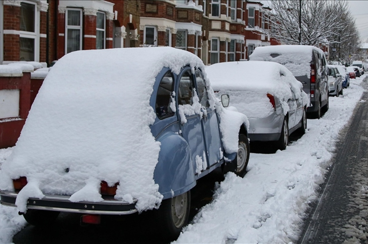 Salju lebat sebabkan pemadaman listrik dan penutupan sekolah di Inggris.