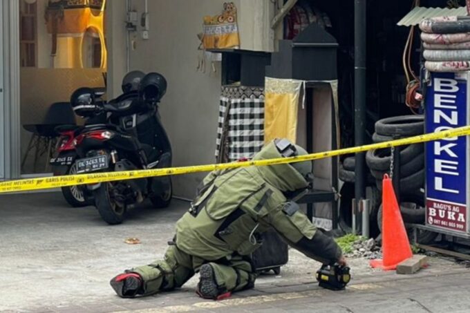 Tim penjinak bom dikerahkan memeriksa koper tak bertuan di Denpasar. Foto: Polresta Denpasar