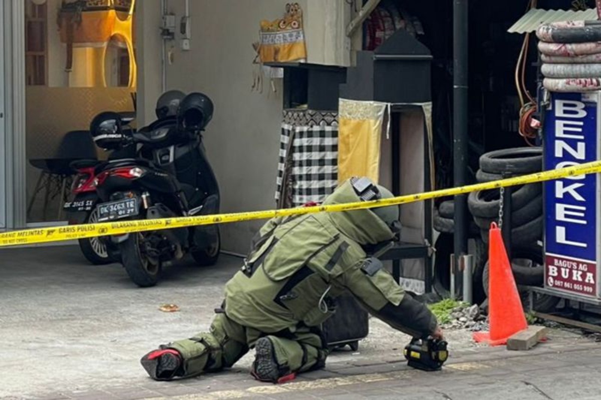 Tim penjinak bom dikerahkan memeriksa koper tak bertuan di Denpasar. Foto: Polresta Denpasar