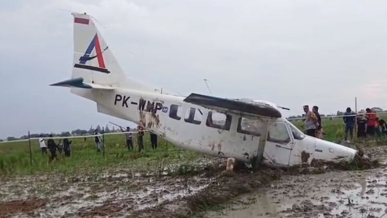Ini Identitas Pilot & 4 Kru Pesawat yang Jatuh di Sawah