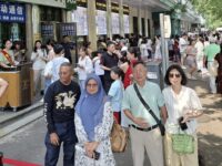 Isa bersama Janet (kanan) dan suami Janet--