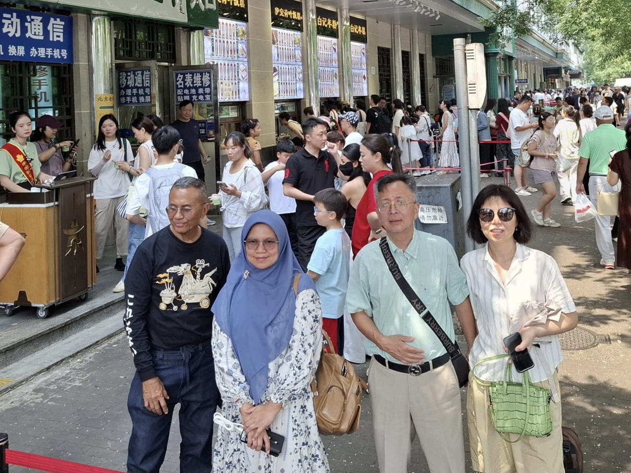 Isa bersama Janet (kanan) dan suami Janet--