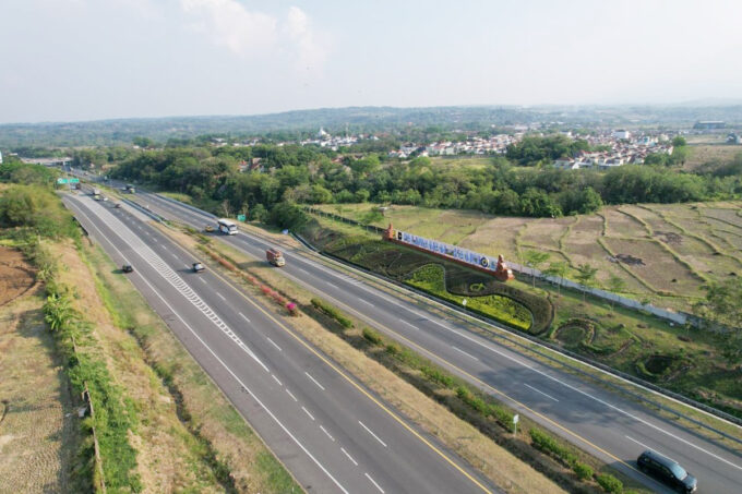 Keberadaan jalan tol Palimanan–Kanci mendukung sektor pariwisata di Cirebon.