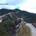 Pembangunan jalan Trans Papua menjadi bagain dari Proyek Strategis Nasional. Foto: Kemen PU