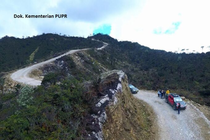 Pembangunan jalan Trans Papua menjadi bagain dari Proyek Strategis Nasional. Foto: Kemen PU