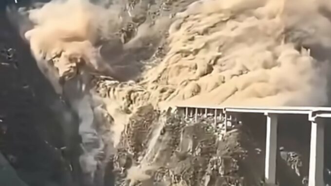 Jembatan di Sichuan Ambruk