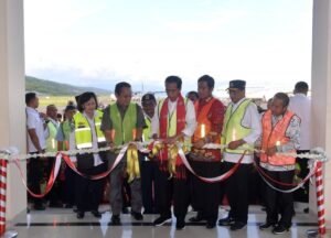 Jokowi saat meresmikan bandara di Morowali