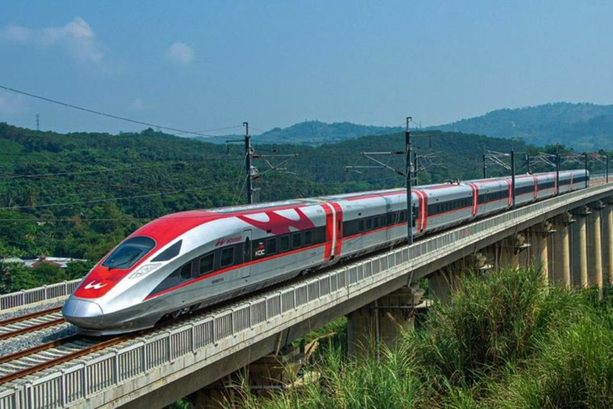 Presiden Prabowo ingin rute kereta cepat Whoosh diperpanjang hingga Banyuwangi.