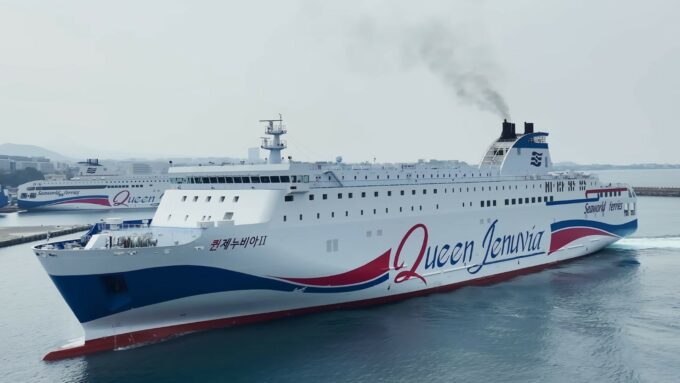 Kapal Queen Jenuvia 2