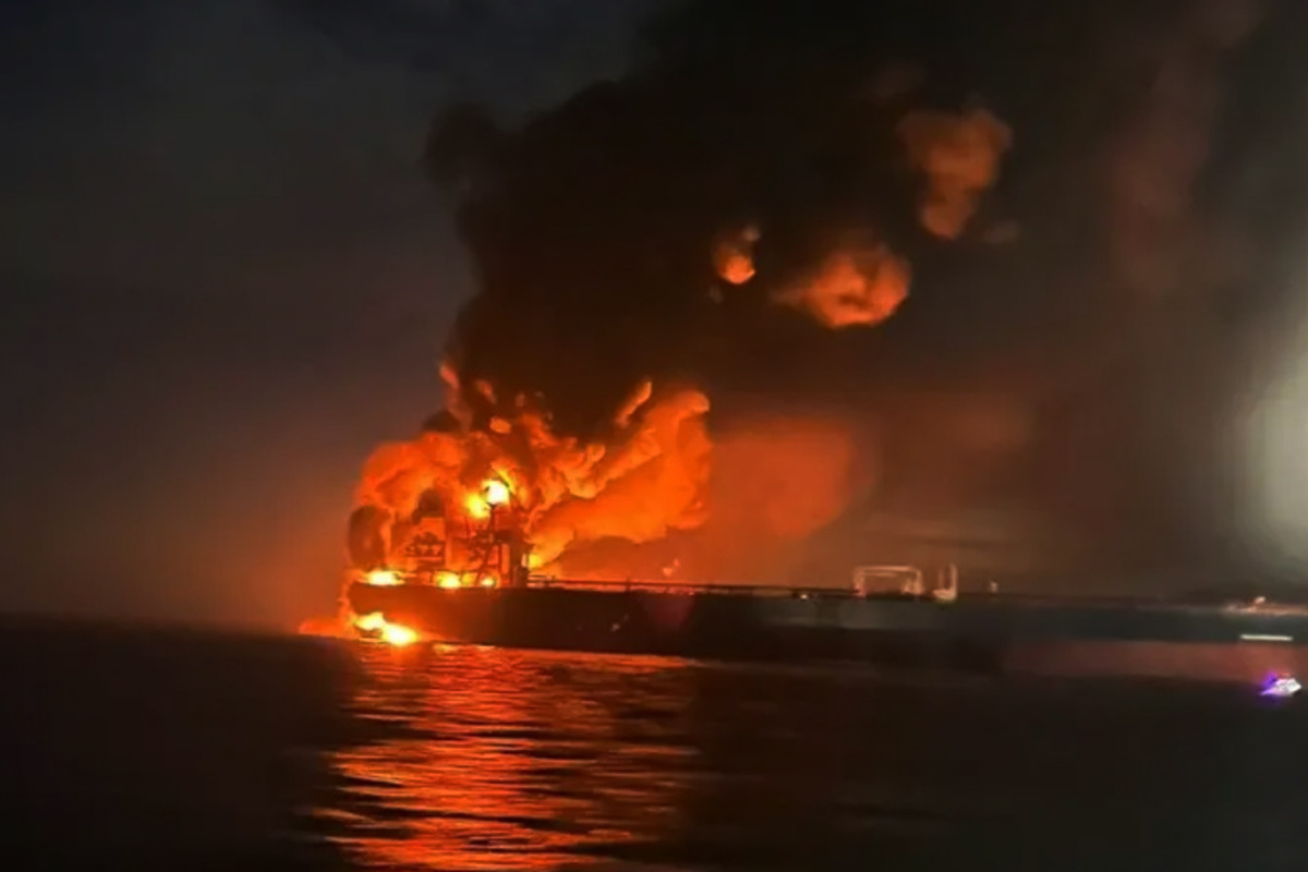 Kapal Tanker Rusia terbakar di Laut Hitam.