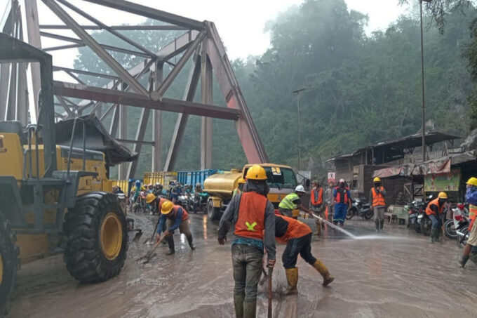 Kemen PU kerahkan alat berat untuk atasi dampak erupsi gunung Semeru.